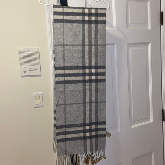 Womens Burberry Scarf